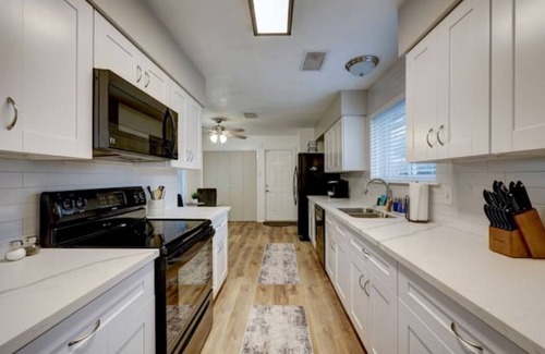 Heritage Park House | Peaceful Hideaway with 3 queens