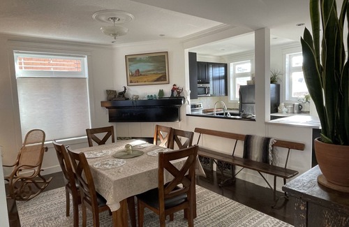 Ramsay House | Peaceful Historic 3 Bedroom hideaway, Walkable to Calgary's Greatest Attractions