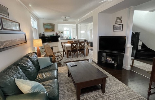 Ramsay House | Peaceful Historic 3 Bedroom hideaway, Walkable to Calgary's Greatest Attractions