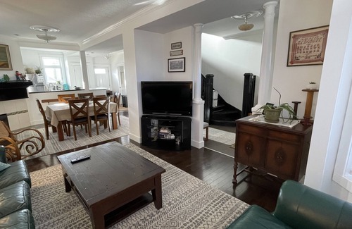 Ramsay House | Peaceful Historic 3 Bedroom hideaway, Walkable to Calgary's Greatest Attractions