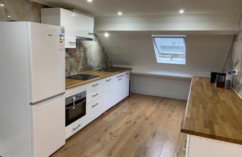 Perk House | Peaceful home close to Airport with parking