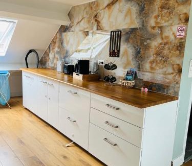 Perk House | Peaceful home close to Airport with parking