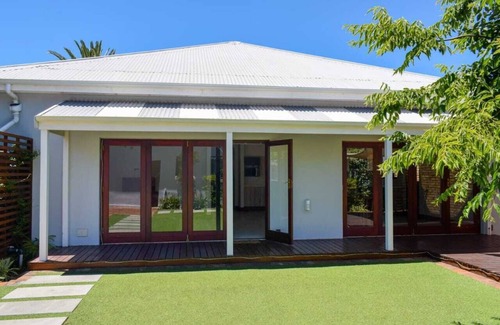 Port Elizabeth Central House | Peaceful Home Guesthouse . Spacious 4BR En-Suite House W/Free Wi-Fi & Parking.