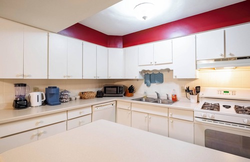 Urbana House | Peaceful Home, Near UIUC, King Bed, Quiet Street