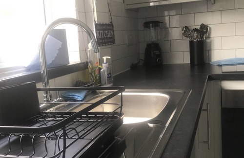 Newark upon Trent House | Peaceful home with garden and drive, Nottingham NG6 - near Hucknall
