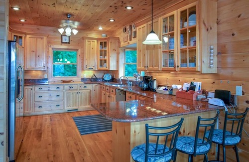 Ferguson Cabin | Peaceful Horizons-Views,WiFi,Pool Table,Hot Tub,SpaTub