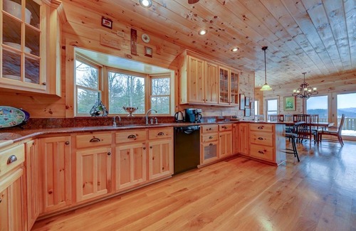 Ferguson Cabin | Peaceful Horizons-Views,WiFi,Pool Table,Hot Tub,SpaTub