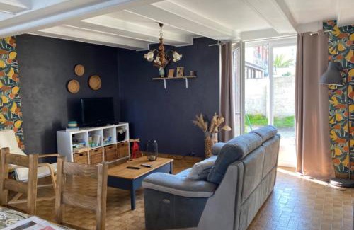 Le Vivier-sur-Mer House | Peaceful house with private outdoor space