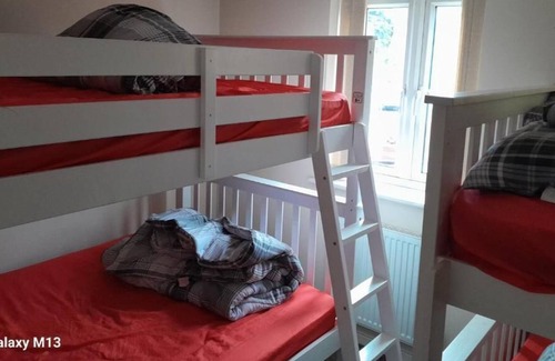 Nottingham Villa | Peaceful House That Accommodates up to 15 Guests in Nottingham!