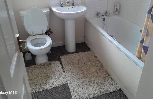 Nottingham Villa | Peaceful House That Accommodates up to 15 Guests in Nottingham!