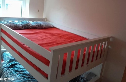 Nottingham Villa | Peaceful House That Accommodates up to 15 Guests in Nottingham!