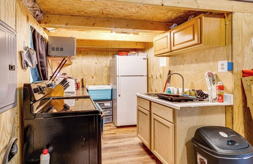 Barnhill Apartment | Peaceful Hunting Cabin < 3 Mi to Sam Dale Lake!