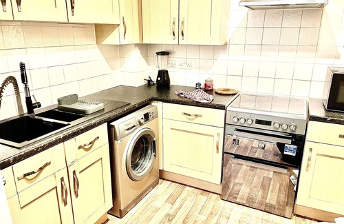 Hatfield Apartment | Peaceful Impeccable 2-Bed Apartment in Hatfield