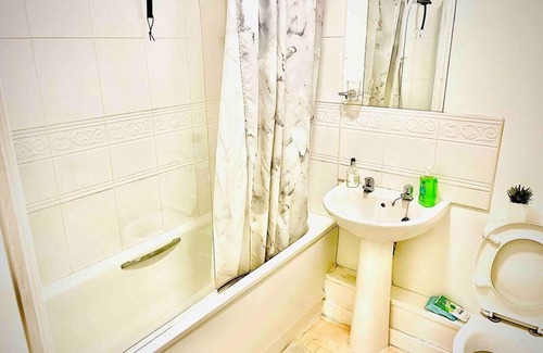 Hatfield Apartment | Peaceful Impeccable 2-Bed Apartment in Hatfield