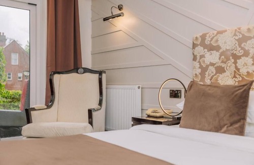 Ipswich Hotel | Peaceful Ipswich Retreat | Lush Gardens, Solarium, Spa & Inviting Indoor Pool