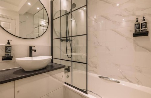 Ipswich Hotel | Peaceful Ipswich Retreat | Lush Gardens, Solarium, Spa & Inviting Indoor Pool