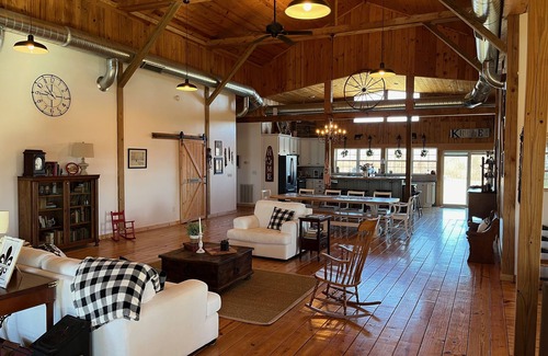 Finchville House | Peaceful Kentucky barn home near KY Derby, PGA and Bourbon Trail.