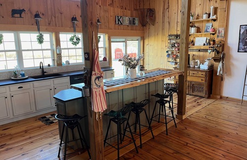 Finchville House | Peaceful Kentucky barn home near KY Derby, PGA and Bourbon Trail.