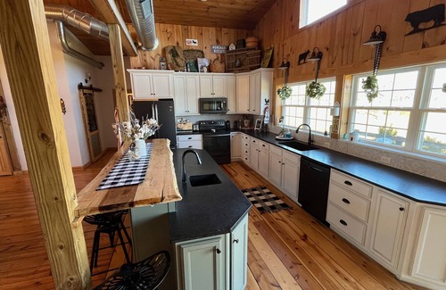 Finchville House | Peaceful Kentucky barn home near KY Derby, PGA and Bourbon Trail.