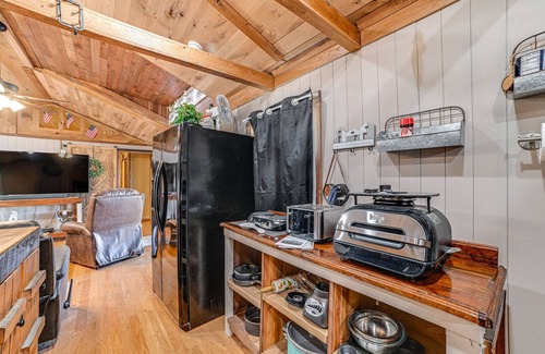 Oak Grove Cabin | Peaceful Kentucky Countryside Cabin w/Porch