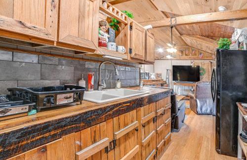 Oak Grove House | Peaceful Kentucky Countryside Cabin with Porch
