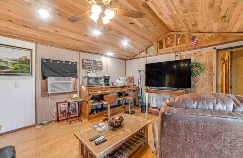 Oak Grove House | Peaceful Kentucky Countryside Cabin with Porch