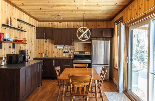 Portneuf Regional County Municipality Ski Chalet | Peaceful lakeside cottage