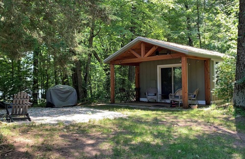 Grant Cottage | Peaceful lake cottage retreat just a short drive from Grand Rapids and Newaygo