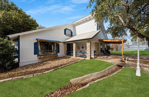 Leon Junction House | Peaceful Lake Front Home Sleeps 12