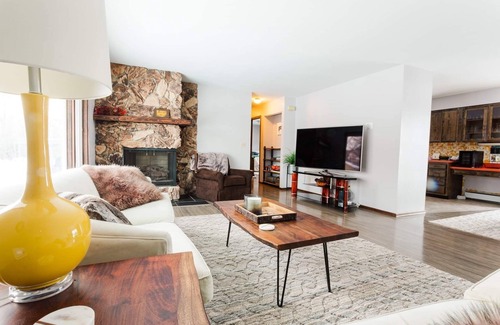 Sand Lake House | Peaceful Lake Haven - CLOSE TO EVERYTHING!