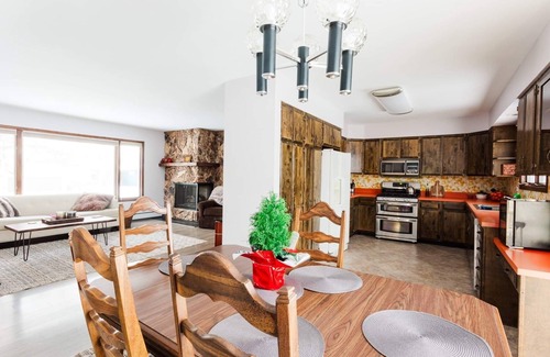 Sand Lake House | Peaceful Lake Haven - CLOSE TO EVERYTHING!