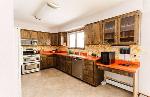 Sand Lake House | Peaceful Lake Haven - CLOSE TO EVERYTHING!