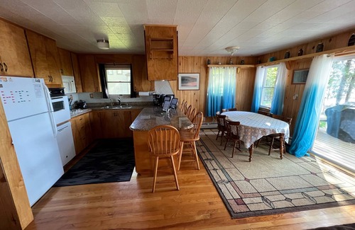 Traverse City House | Peaceful Lake House w amazing sunsets, Kayaks, Fireplace & Sauna. Dogs welcome.