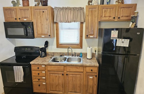 Scotland Cabin | Peaceful Lake House Cabin 2, Kayaks Provided Free, Direct Water Access!