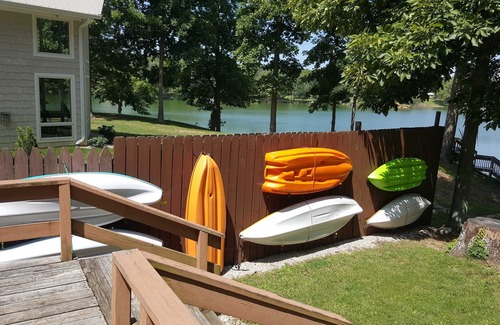 Scotland Cabin | Peaceful Lake House Cabin 2, Kayaks Provided Free, Direct Water Access!