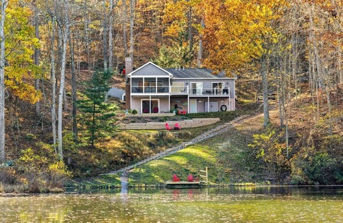 Kabletown Cottage | Peaceful Lakefront Cottage with Mountain Views!