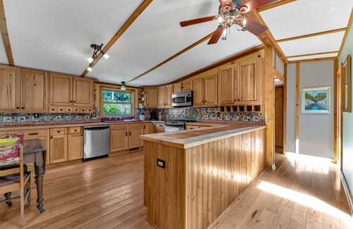Deerfield Cabin | Peaceful Lakefront Cabin Retreat with Hot Tub!