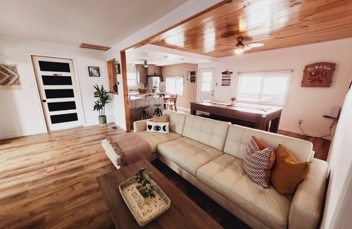 Admaston/Bromley Cottage | Peaceful Lakefront Cottage Pool Table King Bed Kayaksn