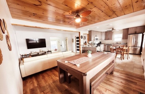 Admaston/Bromley Cottage | Peaceful Lakefront Cottage Pool Table King Bed Kayaksn