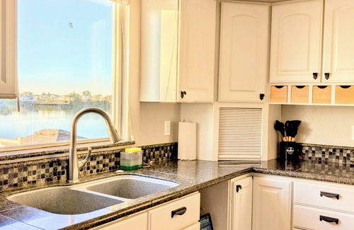 Moses Lake House | Peaceful Lakefront Getaway : Private Dock & Views!