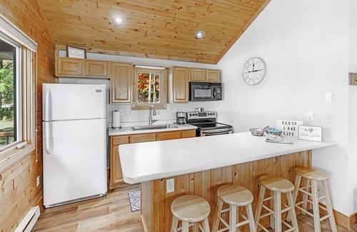 Kiel Cottage | Peaceful Lakefront Property ONLY 9.5 miles from Road America !