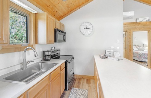 Kiel Cottage | Peaceful Lakefront Property ONLY 9.5 miles from Road America !