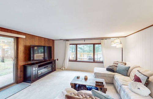 Branch House | Peaceful lakehouse retreat with deck & grill - dog friendly