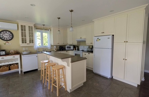 Saint Come Ski Chalet | Peaceful lakeside cottage with private bathing beach (services nearby)