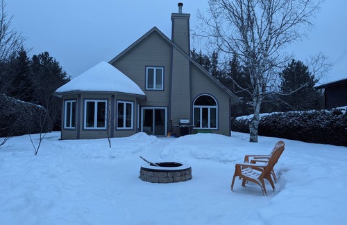 Saint Come Ski Chalet | Peaceful lakeside cottage with private bathing beach (services nearby)