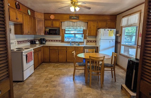Cloyne Cottage | Peaceful Lakeside Cottage | Beach + Kayak & Canoen