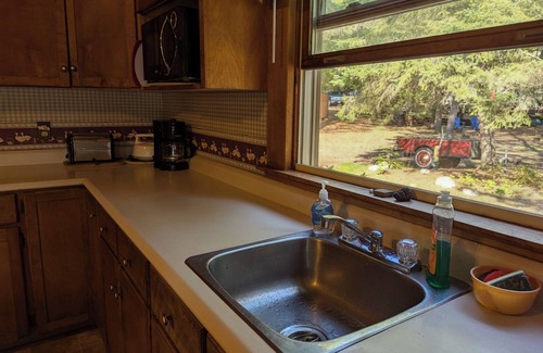 Cloyne Cottage | Peaceful Lakeside Cottage | Beach + Kayak & Canoen
