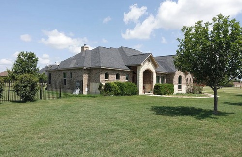 Lytle House | Peaceful Lakeside Gem near San Antonio
