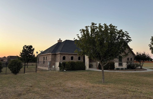Lytle House | Peaceful Lakeside Gem near San Antonio