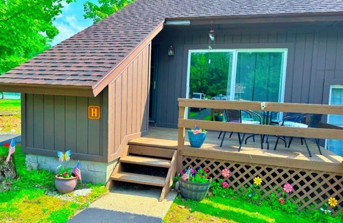 Chestertown Condo | Peaceful Lakeside Retreat with Private Beach